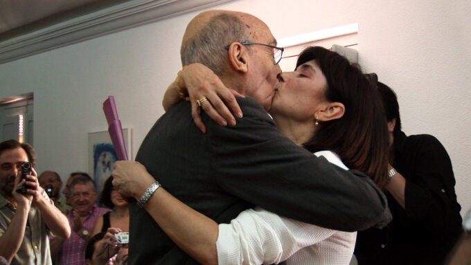 Writer José Saramago kisses his wife Pilar del Rio at their wedding.