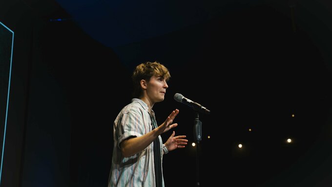 Arlo Bayne performing at the Lod Poets 2025 Grand Slam Final